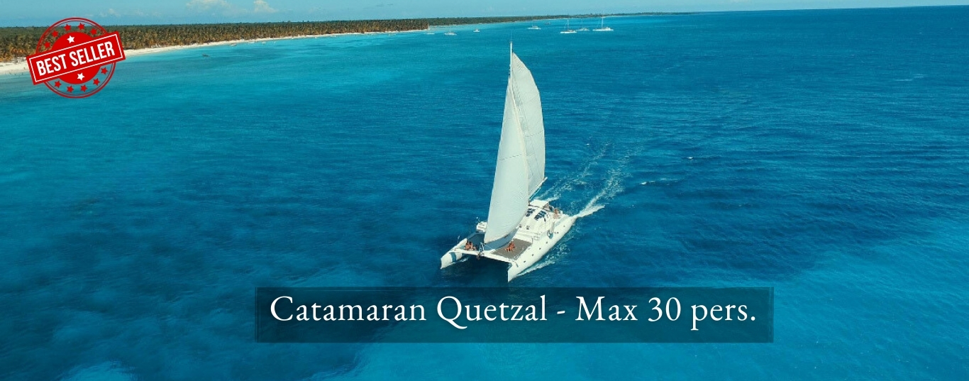 Catamaran de luxe Quetzal naviguant proche de Saona, demande de réservation privé pour un maximum de 30 personnes, best seller