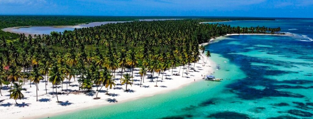 Plage de Saona et ses eaux turquoises vu du Ciel