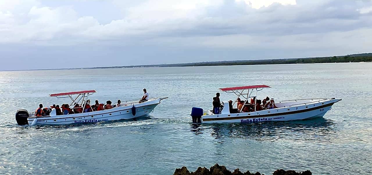 Two speedboats with tourists heading to Saona Island from Bayahibe for a small group excursion with Quetzal Excursions