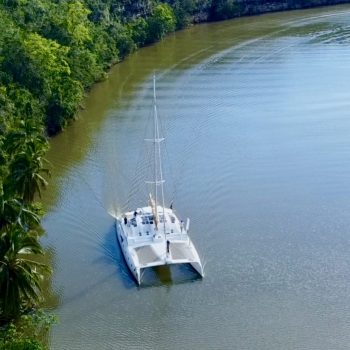 Catamaran Quetzal en navigation sur la rivière Chavon