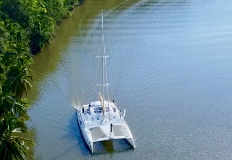 Catamaran Quetzal en navigation sur la rivière Chavon