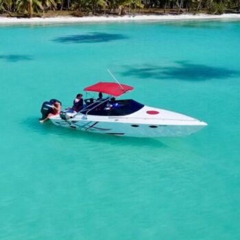 Speed boat à la piscine naturelle, eau turquoise