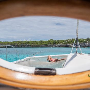Une femme se relax sur les filets du bateau