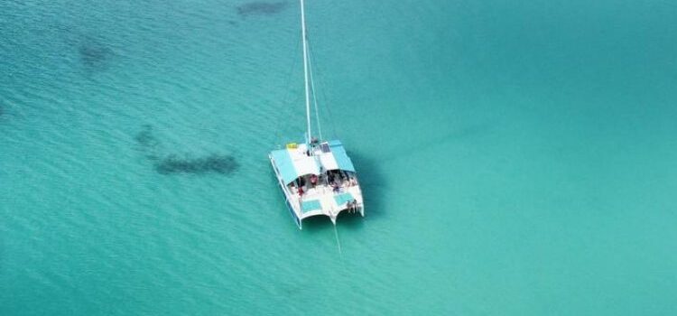 Catamaran de l'excursion sur l'ile de Saona économique naviguant sur la piscine naturelle de Las Palmillas