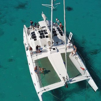Catamaran vue du ciel sur mer eau turquoise, peu de passagers à bord, confort pour tous