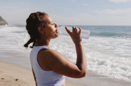 boire de l'eau sur la plage