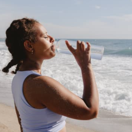 boire de l'eau sur la plage