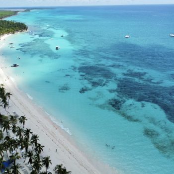 Breathtaking aerial view of Saona Island’s turquoise shoreline and white sand beach — a highlight of the Saona Economical catamaran tour by Quetzal Excursions