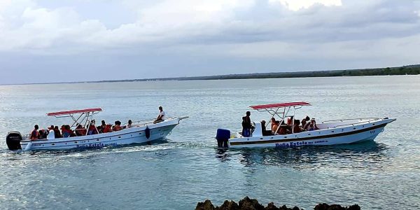 2 bateaux rapides sur la mer à l'arret pour contempler le paysage