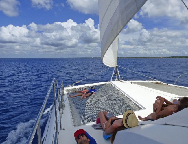sailing-catamaran-catalina-island-relaxation-quetzal.png